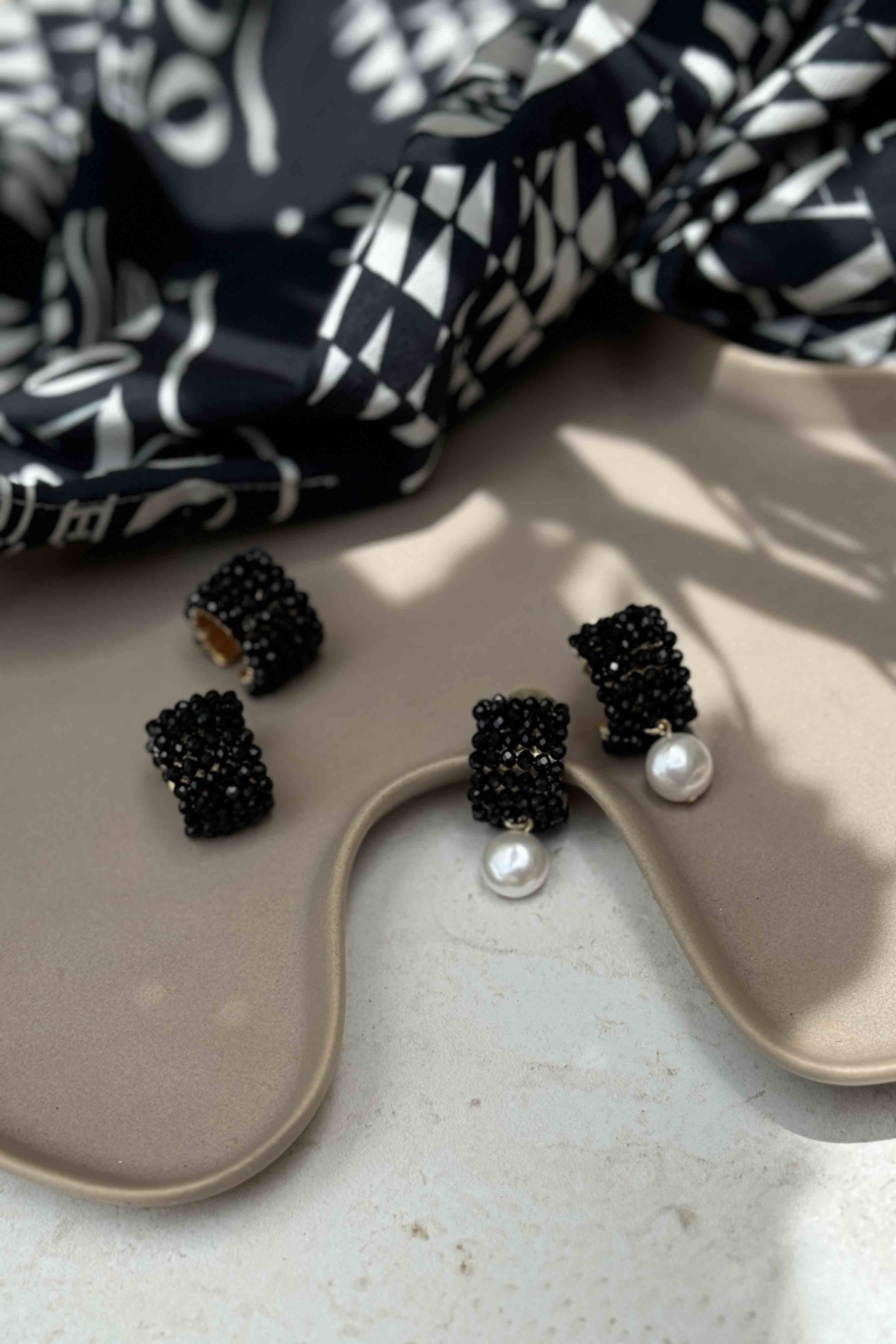 Cala Luna Earrings [Black/Pearl] - Imagen 6