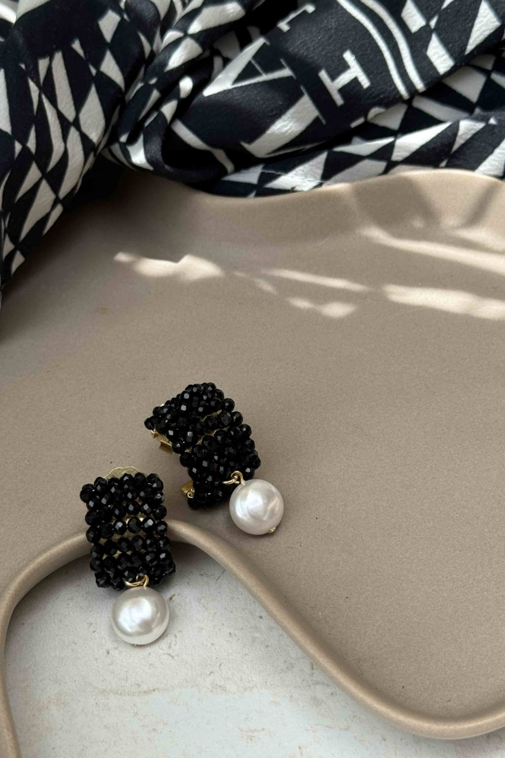 Cala Luna Earrings [Black/Pearl] - Imagen 2